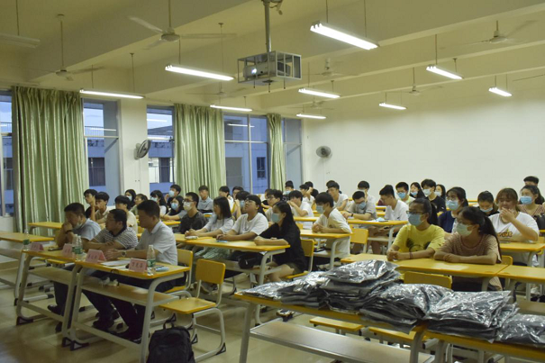 廣西師范大學(xué)漓江學(xué)院粵嵌產(chǎn)業(yè)學(xué)院電子信息工程專業(yè)成功舉辦 鍵步如飛校際聯(lián)盟賽頒獎儀式暨大咖講座