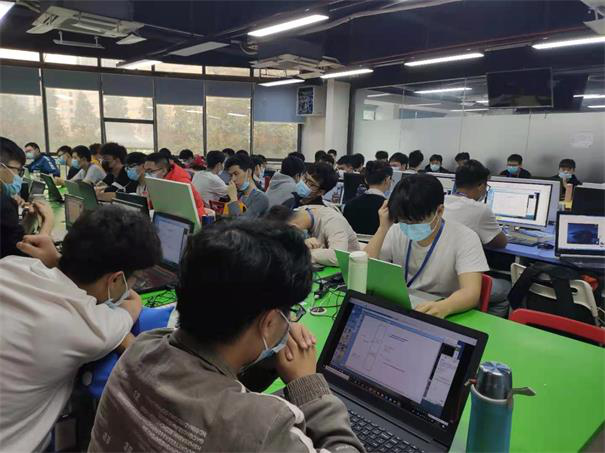 粵嵌學員：考公失敗后，我決定成為一名程序員