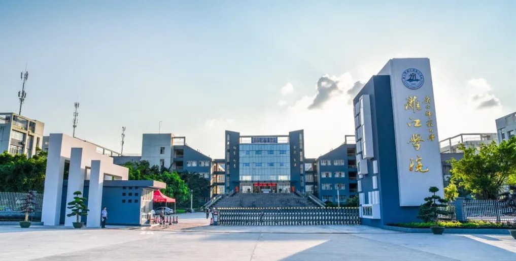 《粵嵌教育》歡迎各大學(xué)子報(bào)讀桂林學(xué)院，領(lǐng)略漓江之美