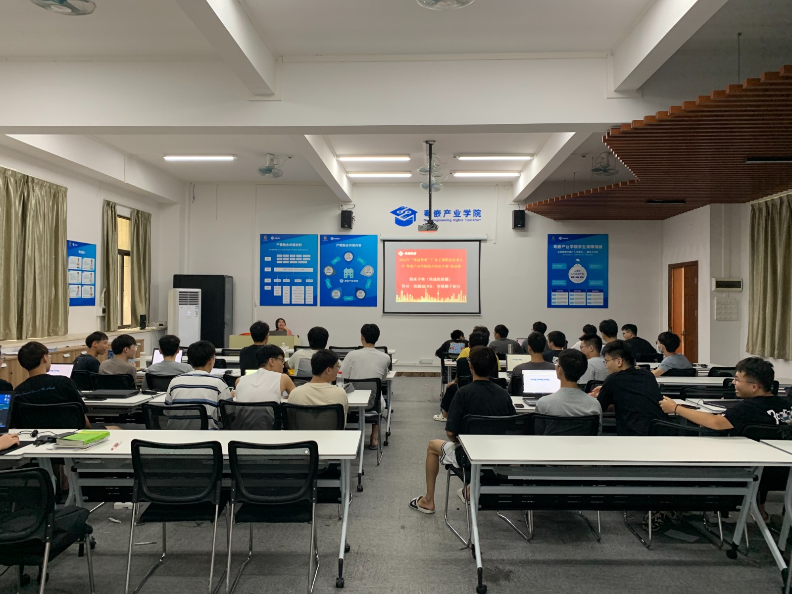 《粵嵌教育》2022年“粵戰(zhàn)粵勇”廣東工商職業(yè)技術(shù)大學(xué)粵嵌產(chǎn)業(yè)學(xué)院綜合知識(shí)大賽總決賽圓滿結(jié)束