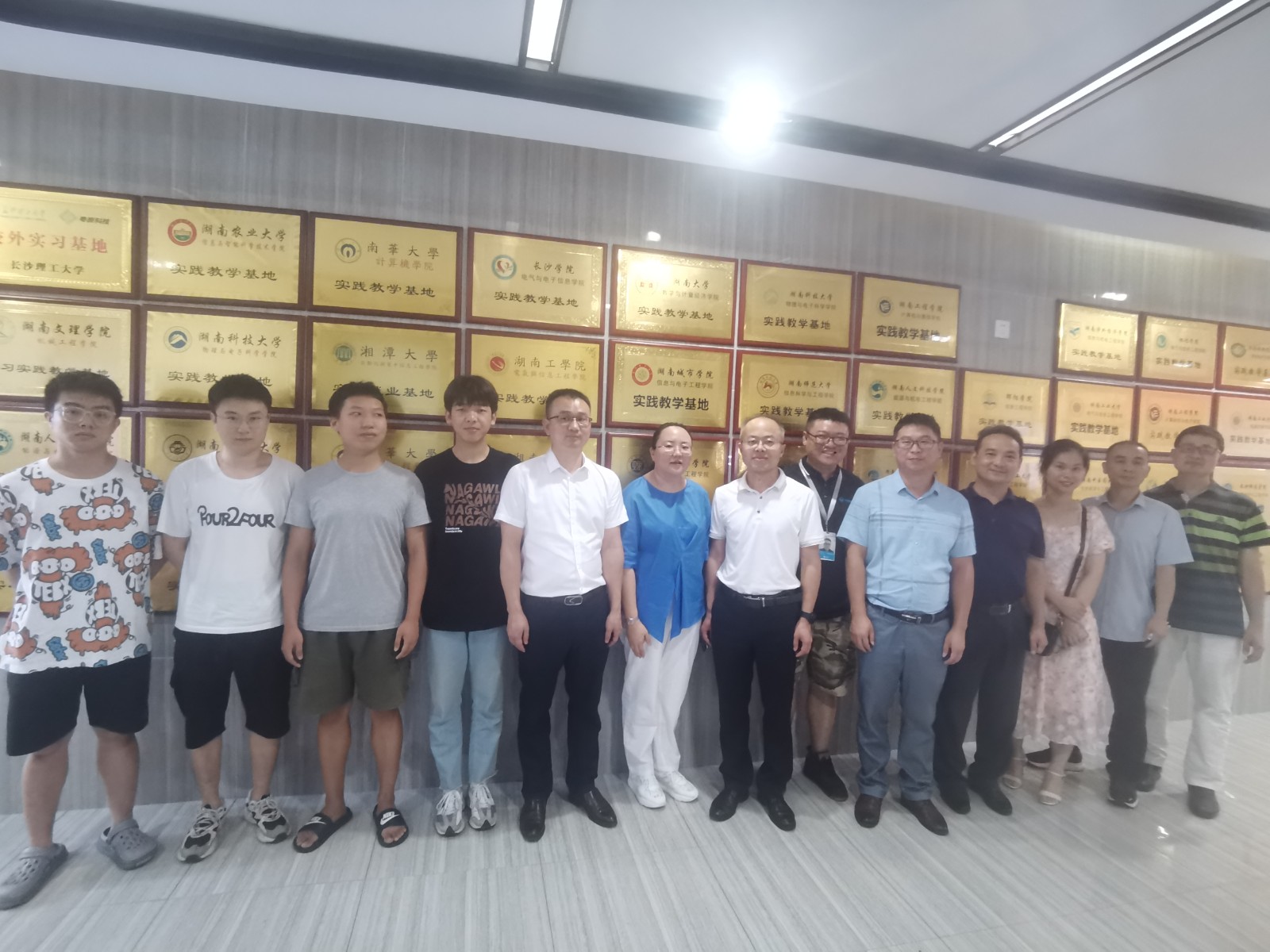 《粵嵌教育》湖南城市學(xué)院蔣院長(zhǎng)一行蒞臨粵嵌科技開(kāi)展“訪企拓崗促就業(yè)”專項(xiàng)行動(dòng)