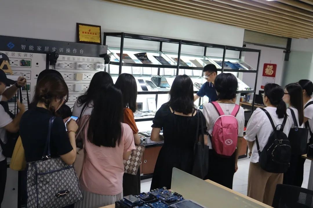 黨建引領發(fā)展，粵嵌科技與廣東南方職業(yè)學院信息學院黨支部結(jié)對共建活動順利舉行