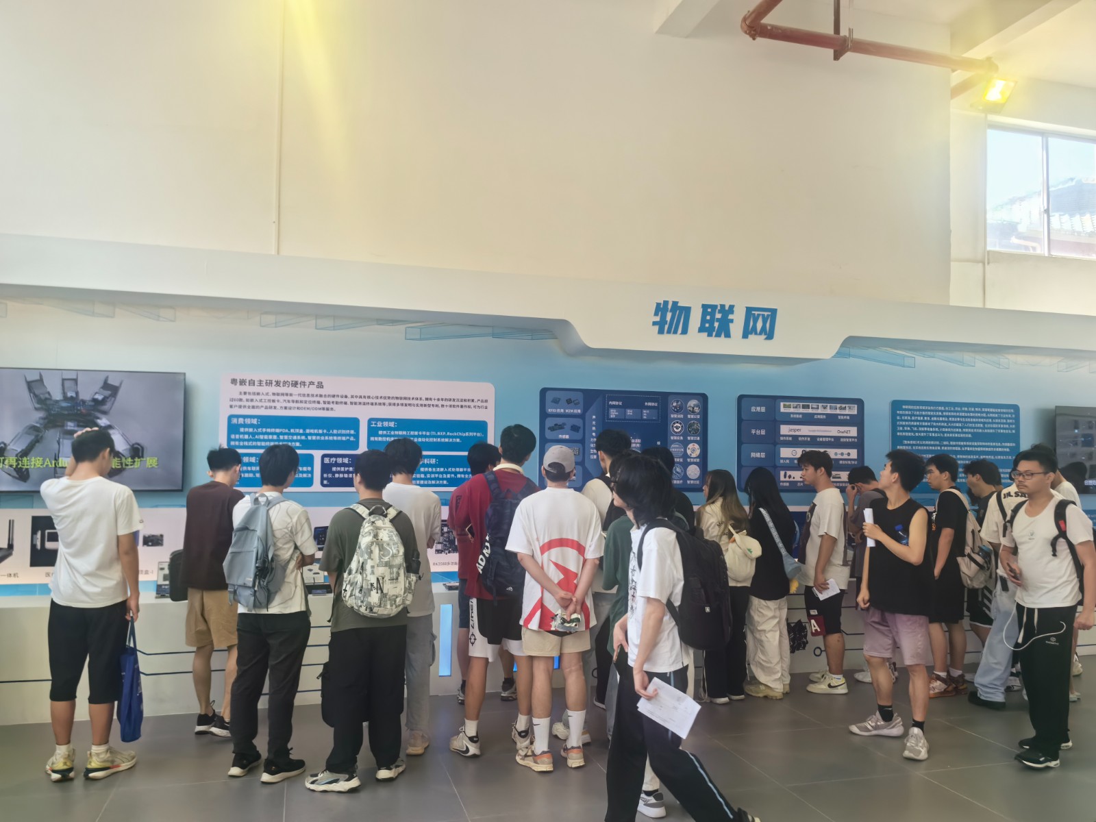 廣東培正學(xué)院數(shù)科院師生走訪粵嵌科技見習(xí)參觀