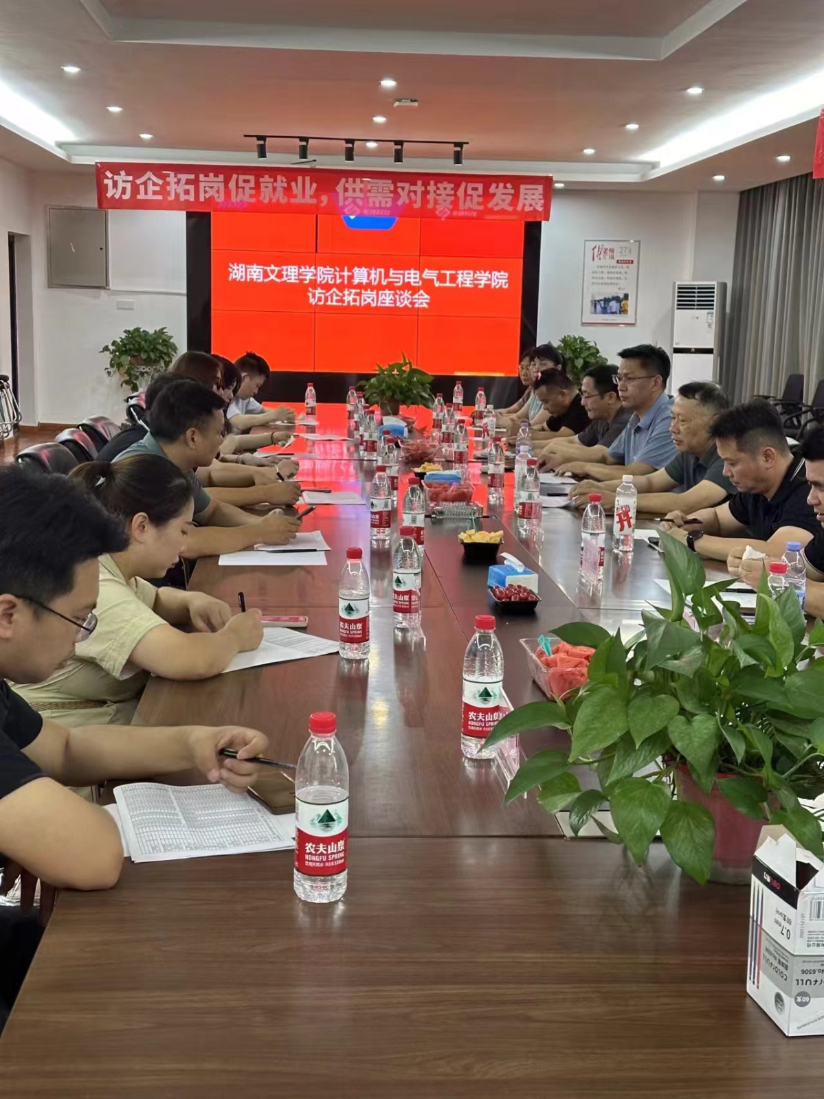 湖南文理學(xué)院計(jì)算機(jī)與電氣工程學(xué)院蒞臨粵嵌科技湖南分公司開展訪企拓崗活動